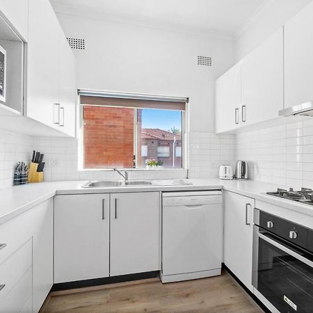 Burwood Newly Renovated 2 Bedroom Apartment Сидни Екстериор снимка